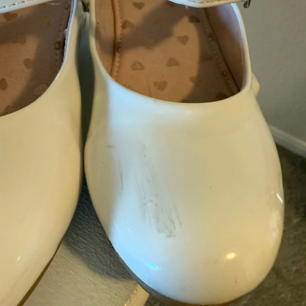 SO Girls White  Mary Jane Shoes. Girls Size 1.